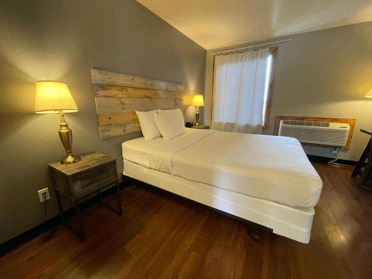 Sunnyside And Motel 2*